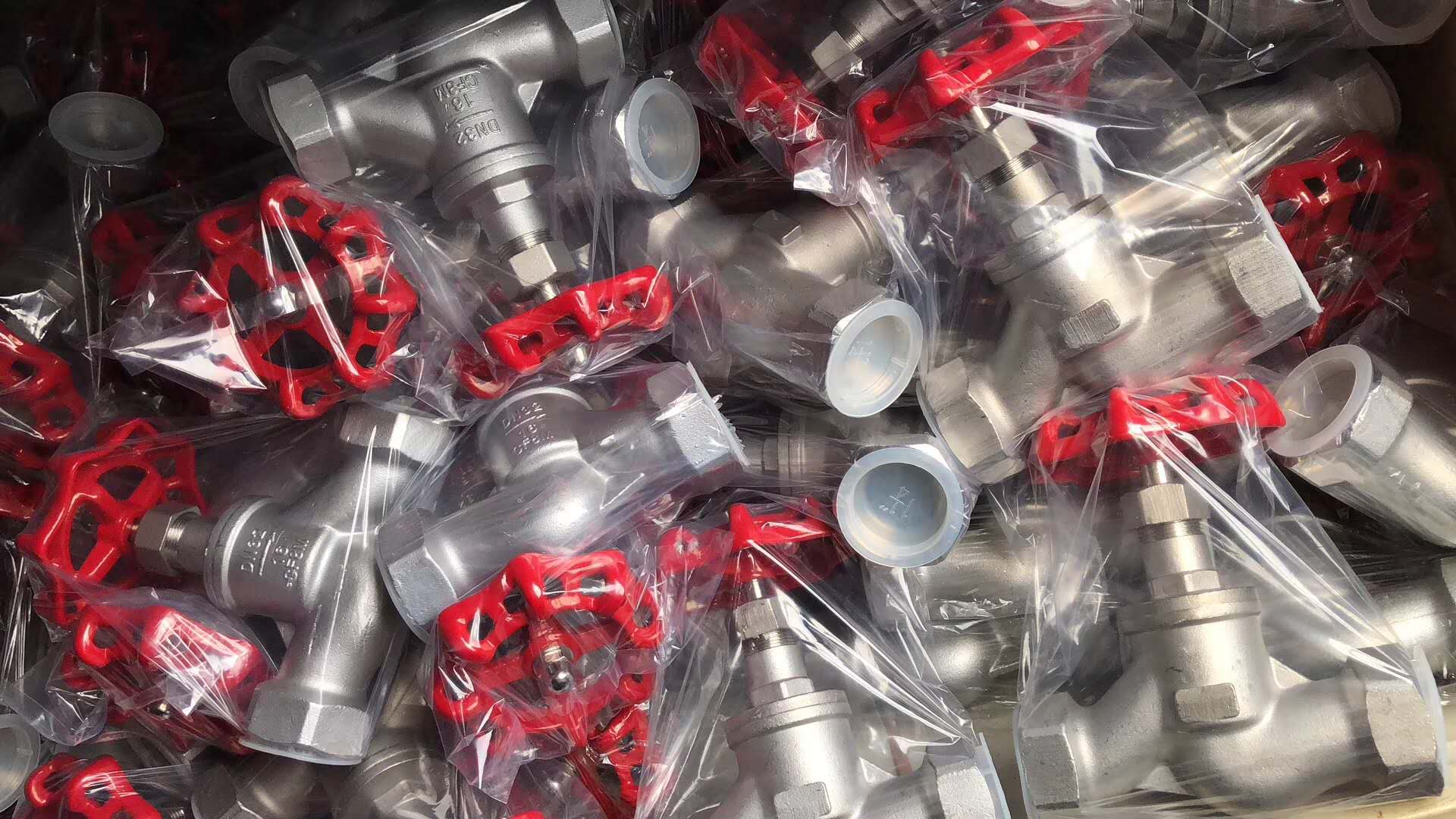 J11W-16P国标内螺纹截止阀实物图 J11W-16P国标内螺纹截止阀实物图